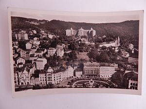 Karlovy Vary- Pohled z Jeleního skoku na Benešovo náměstí a hotel Imperial