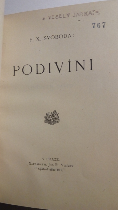 Podivíni