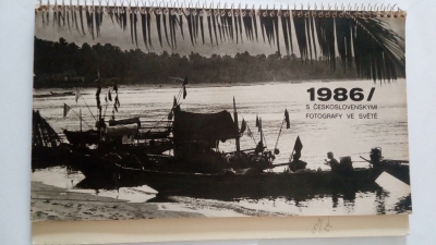 kalendář r. 1986 s československými fotografy ve světě