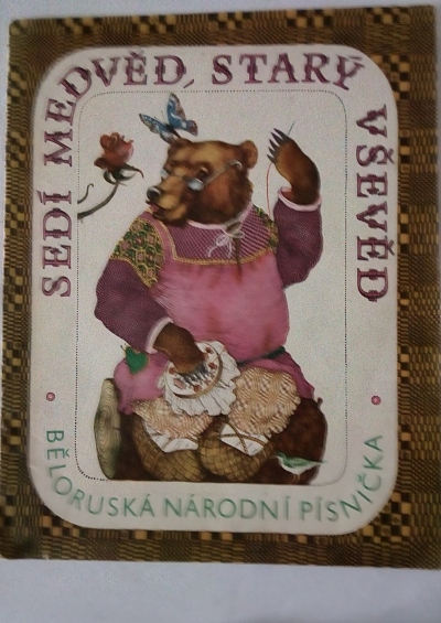 Sedí medvěd, starý Vševěd