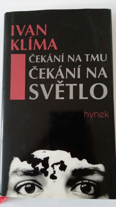 Čekání na tmu, čekání na světlo