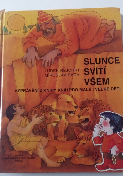 Slunce svítí všem