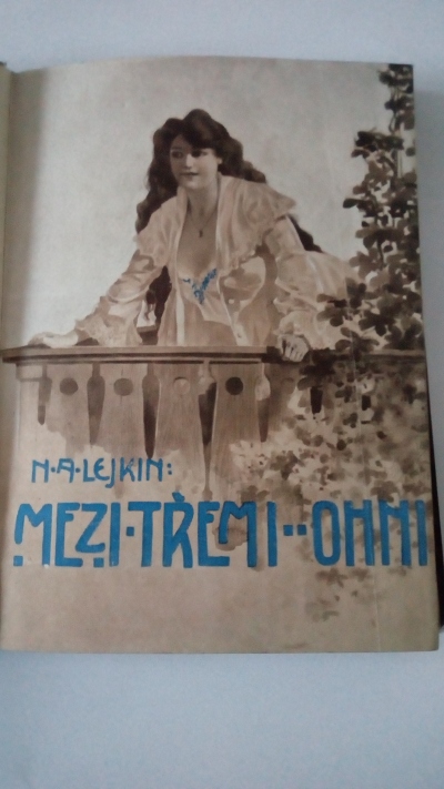 Mezi třemi ohni
