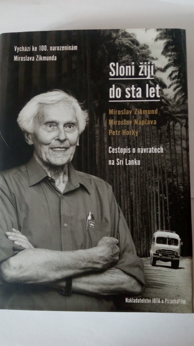 Sloni žijí do sta let