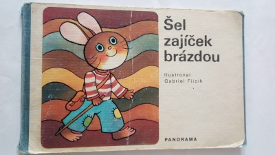 Šel zajíček brázdou