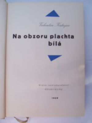 Na obzoru plachta bílá