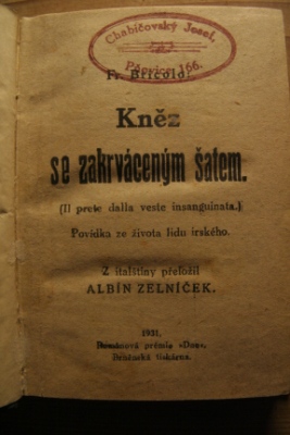 Kněz se zakrváceným šatem