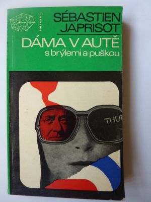 Dáma v autě s brýlemi a puškou