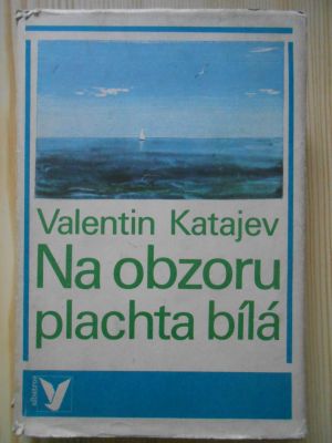 Na obzoru plachta bílá