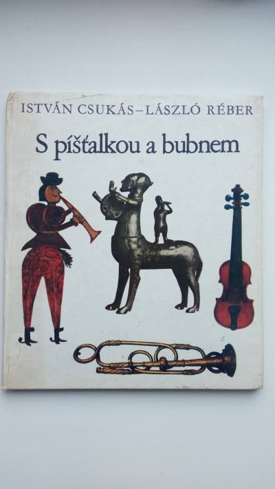 S píšťalkou a bubnem