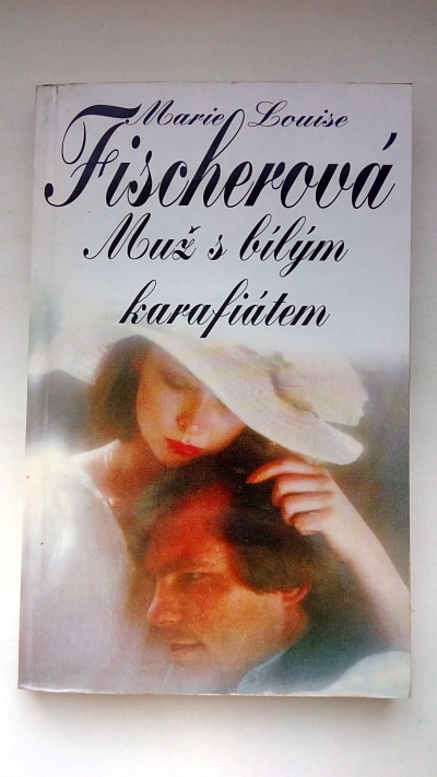 Muž s bílým karafiátem