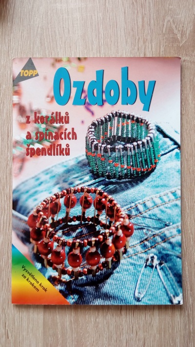 Ozdoby z korálků a spínacích špendlíků