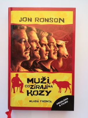 Muži co zírají na kozy