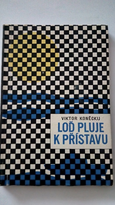 Loď pluje k přístavu