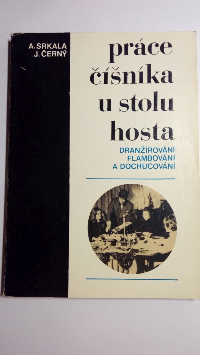 Práce číšníka u stolu hosta