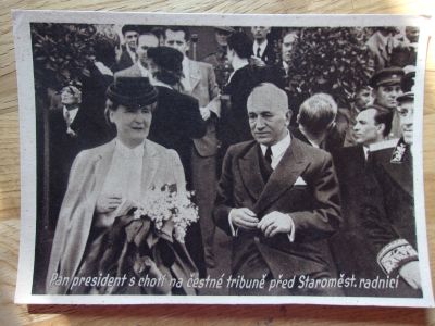 Pan president s chotí na čestné tribuně před Staroměst. radnicí