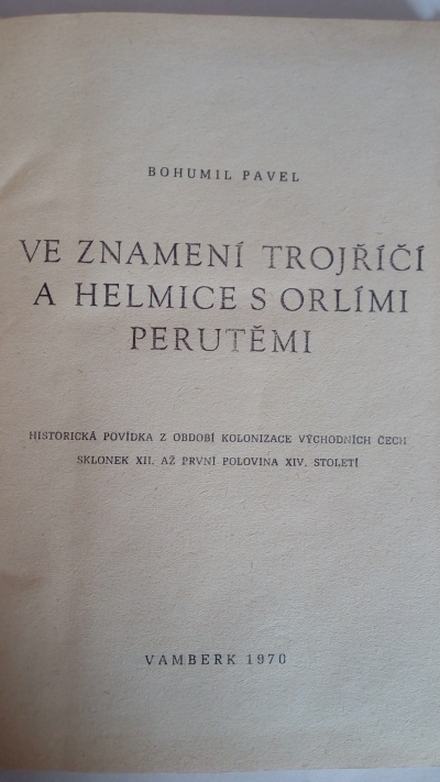 Ve znamení Trojříčí a helmice s orlími perutěmi