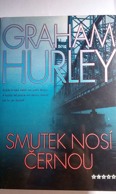 Smutek nosí černou