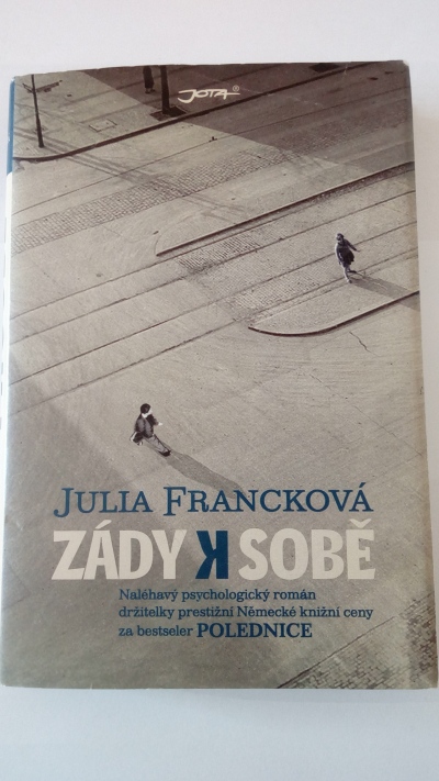 Zády k sobě