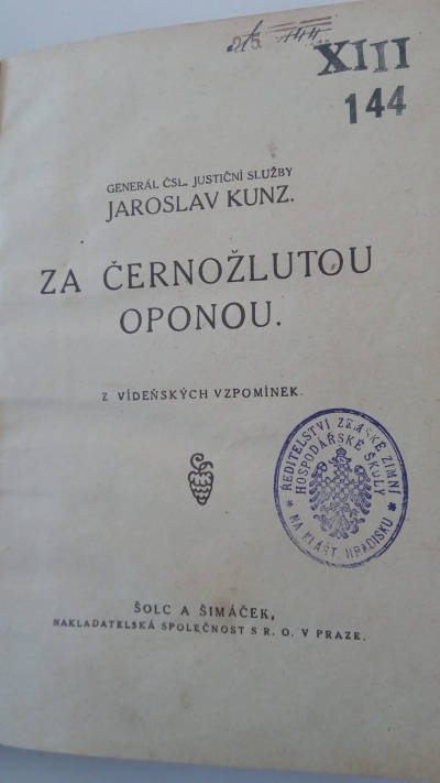 Za černožlutou oponou