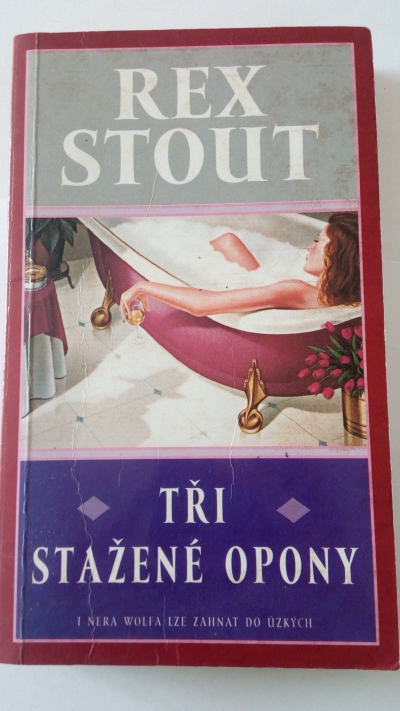 Tři stažené opony